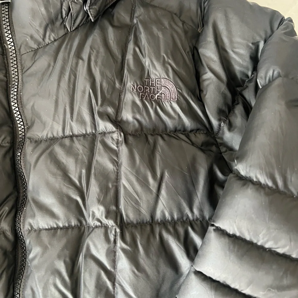 The North Face Women's Black Puffer Jacket - Picture 5 of 10